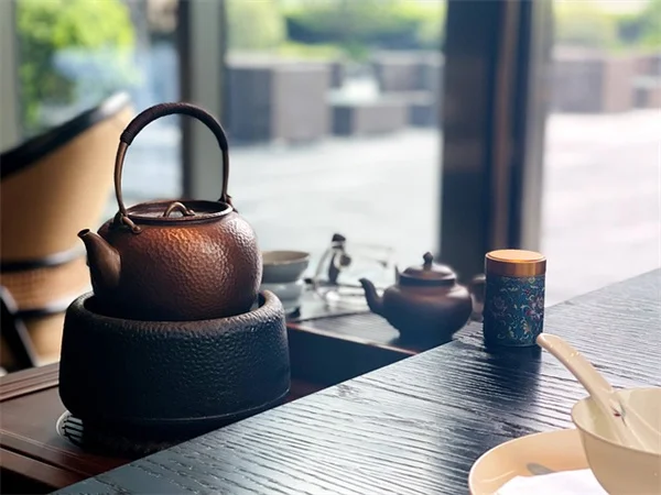自然な庭を作る9つのアイデア：手間いらずのコツ